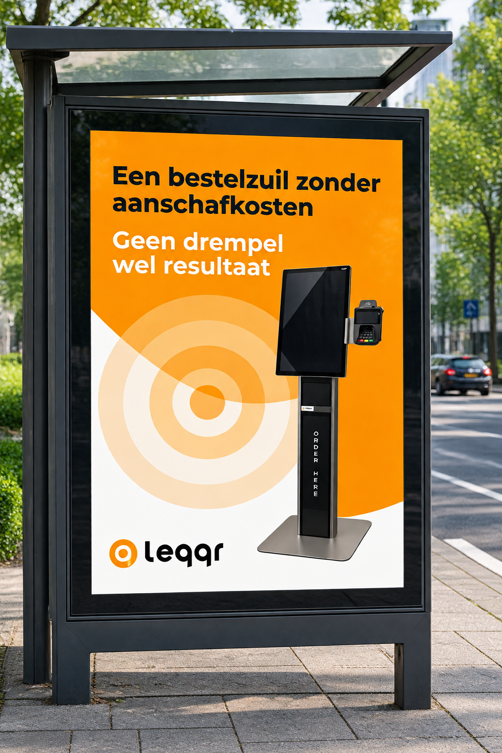 Abri met poster van Leqqr waarop een staande bestelzuil